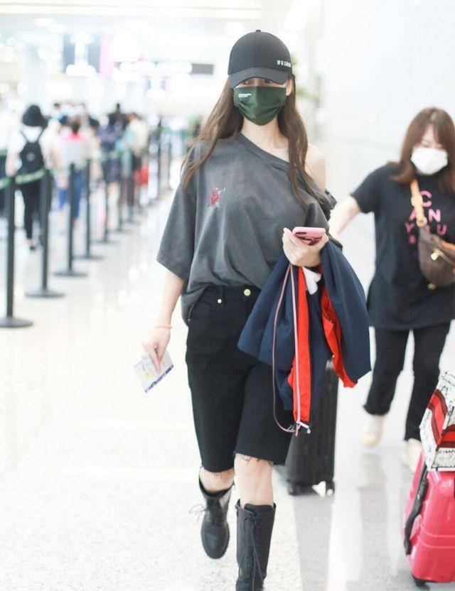 黑色|杨颖生图颜值很抗打,黑色连衣裙+拖鞋接地气,这些搭配洋气十足