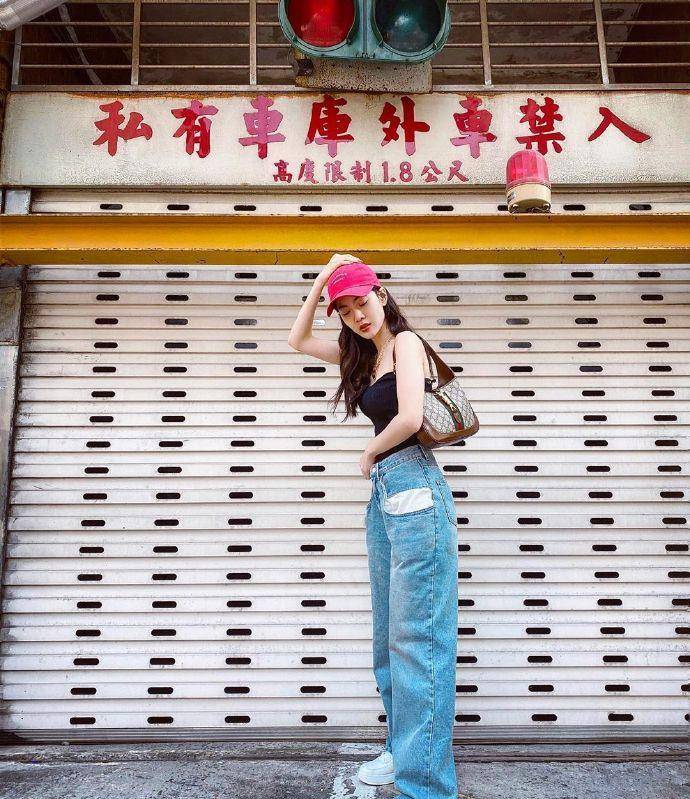 自拍|32岁曾之乔真胆大，罕见穿“尿不湿”秀肩装自拍，这打扮女星少见