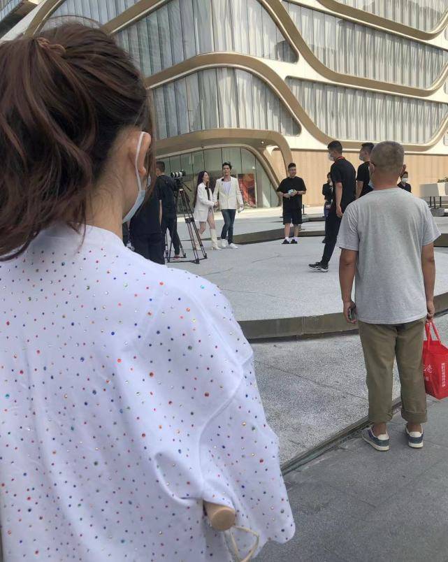 孙女|向太带娃，向佐郭碧婷给cora买童装，挑选高奢衣物把女儿宠成公主