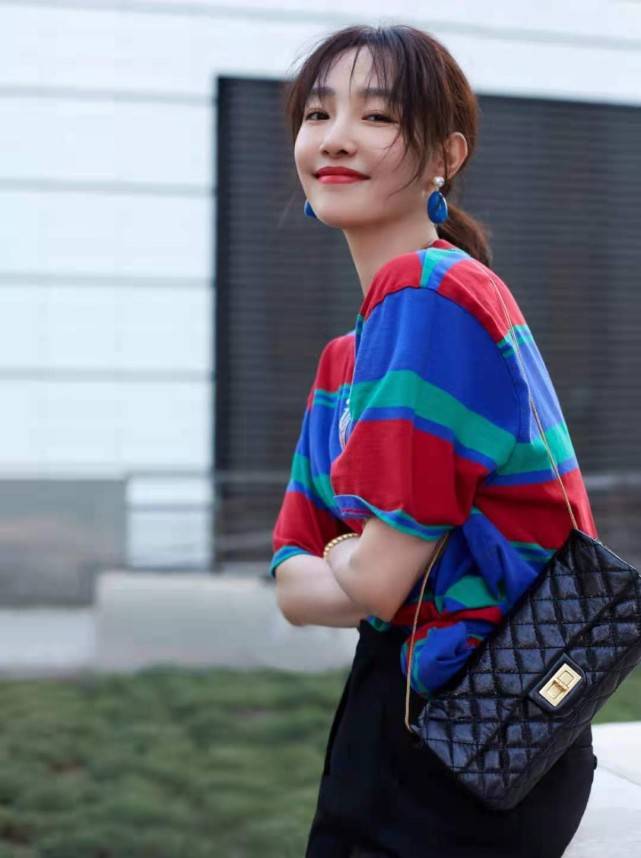 条纹|白百何拿回电视一姐排面！新剧搭档黄轩未播先火，穿短袖灵气不减