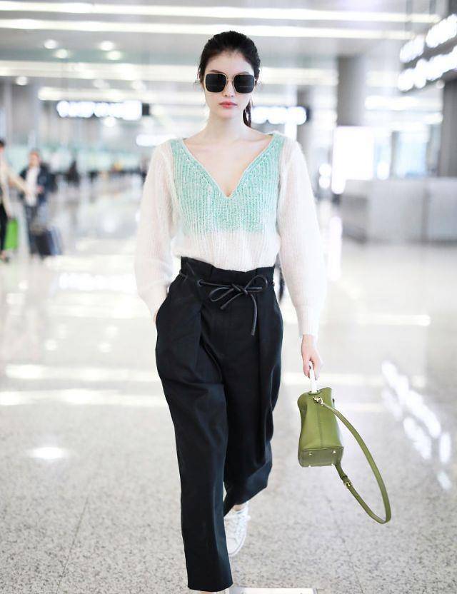 休闲风|武磊老婆穿白衬衫走机场,身材颜值都很出众,低调文静没明星架子