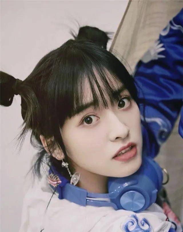 the|“丸子头”总扎不好？还显脸大？学会这几个扎发小技巧，立刻脸小一圈！