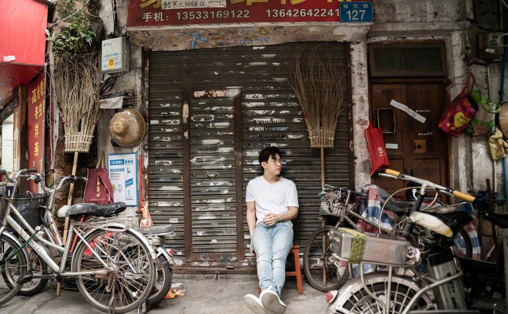 黑色|刘宪华走机场“秀富”了，4千T恤配4千九分裤，看到腰包我沉默了