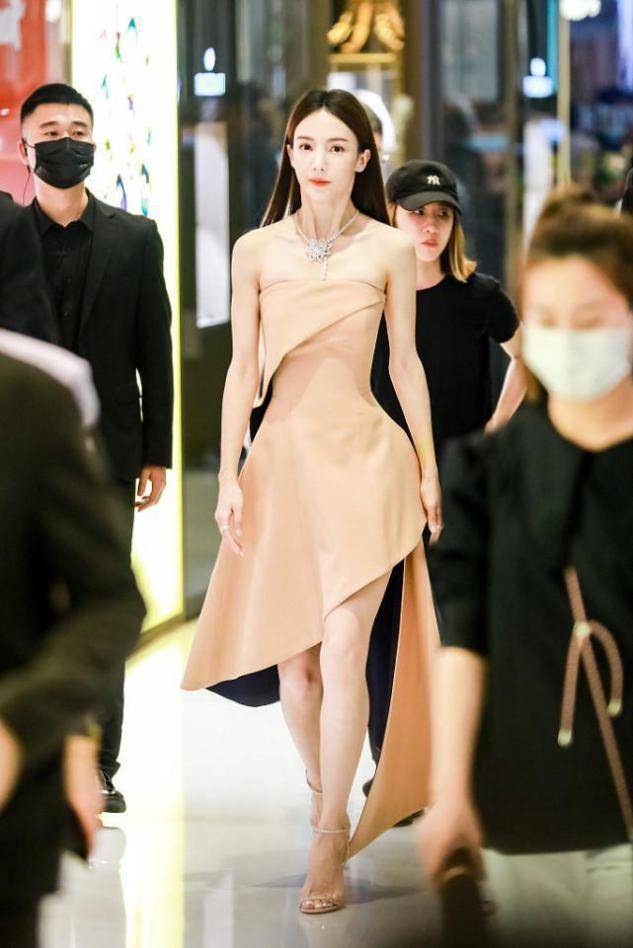 花瓣|金晨胆儿真肥,穿蕾丝透视裙仅靠几瓣花朵遮,裙摆太长无奈用手提?