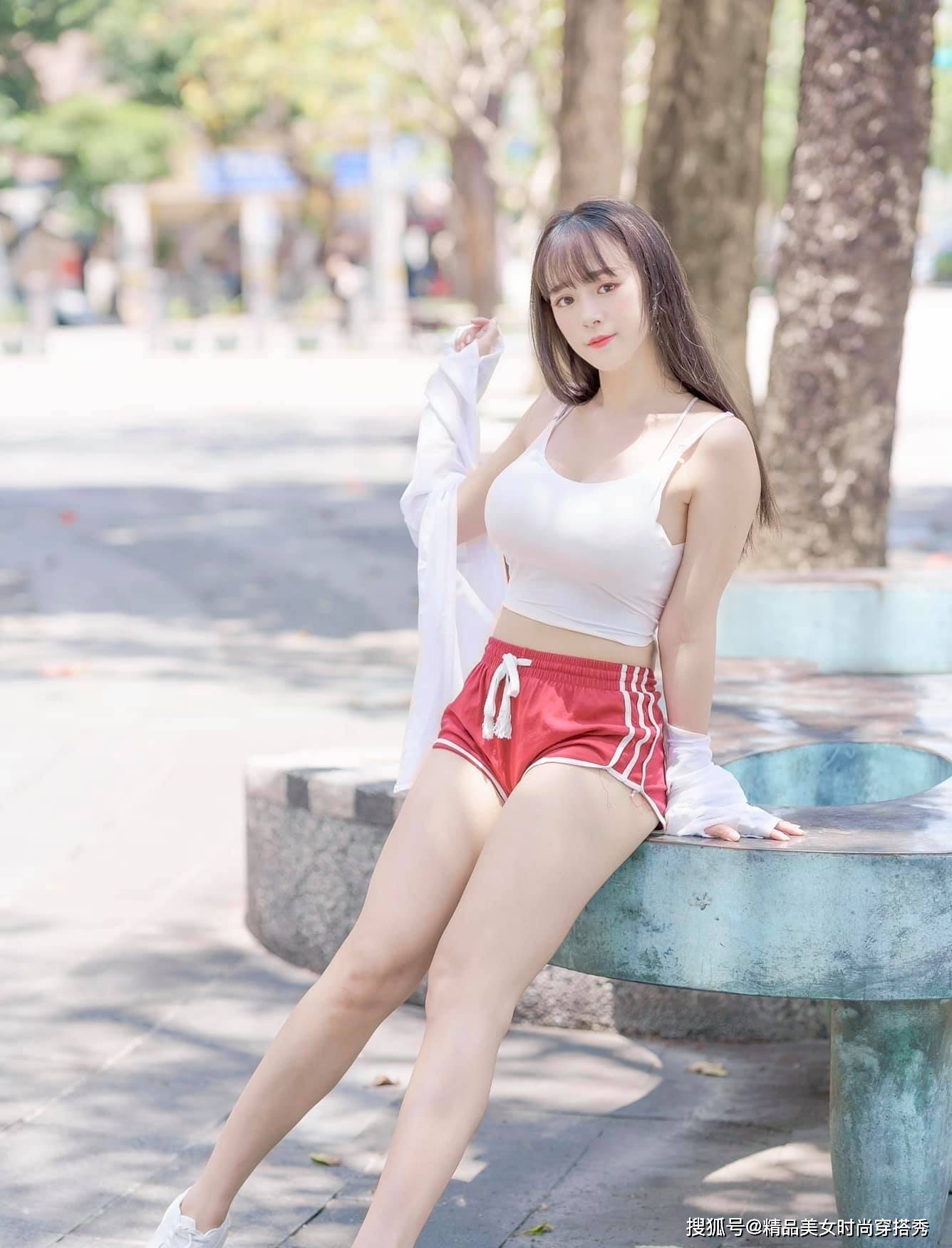 装备|小姐姐身穿一件运动的上衣搭配红色的短裤，满满的运动休闲风