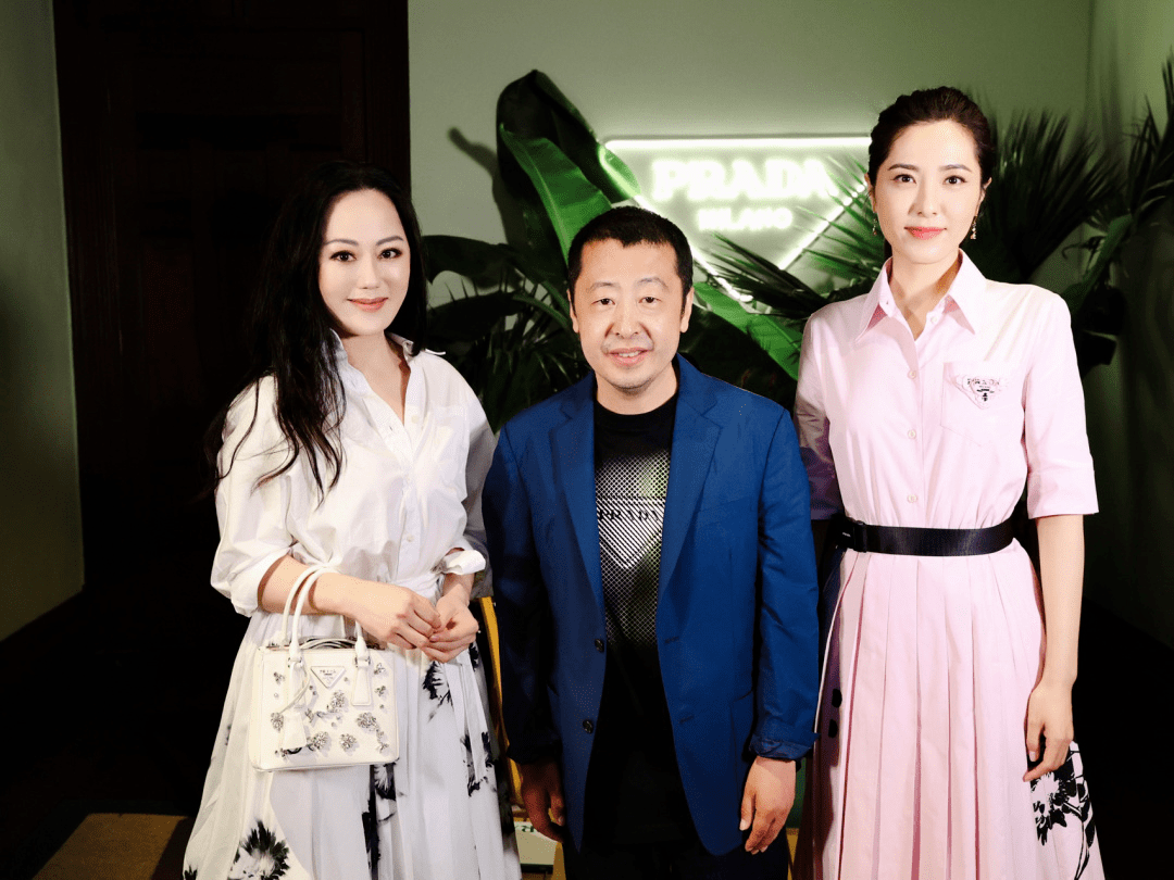 贵妇|章小蕙才是真正的“上流贵妇”，穿白衬衫配半身裙，高贵又优雅