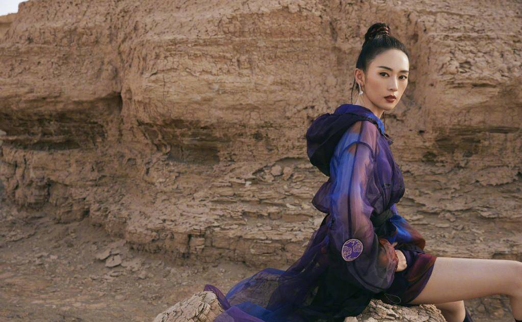 身材|童瑶罕见派对照真时髦,穿时尚衫搭秀脐装,扎高马尾比模特还招摇