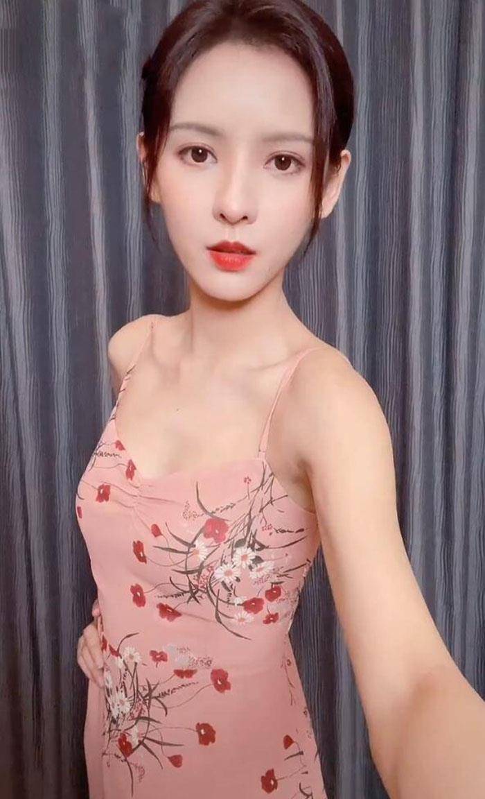 张予曦|王思聪前女友张予曦开挂了，家中热舞秀细腰，手臂太长好不真实