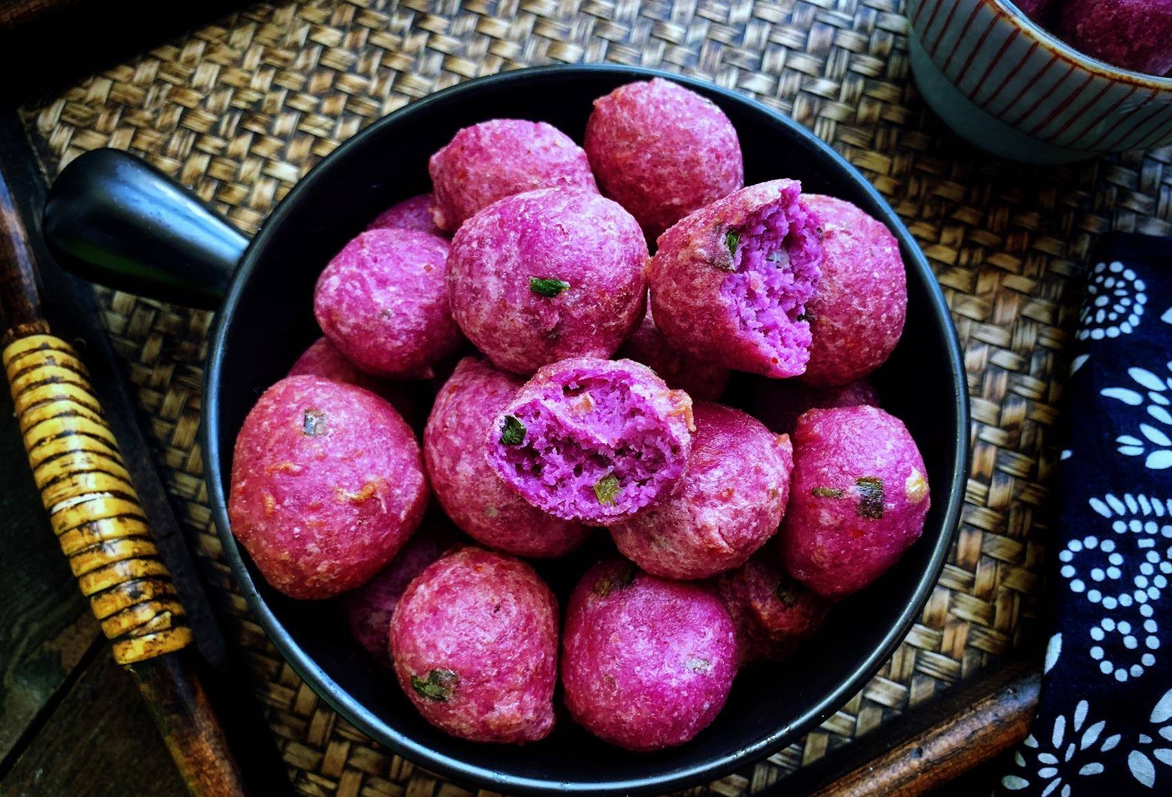 吃过这样的紫色丸子吗 香甜软糯,上桌就被抢光了