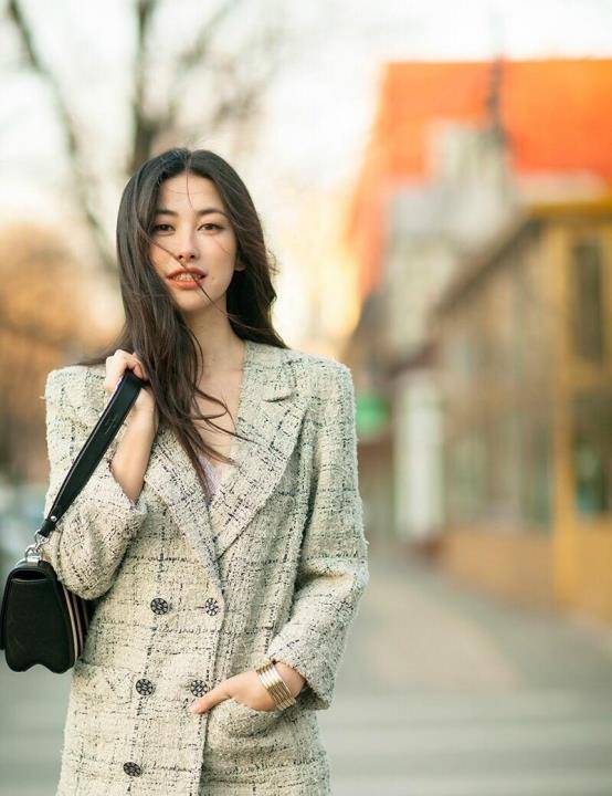 中性|朱珠婚后有点胖，这么宽松的衣服都被撑起来了，侧身肚子更有肉感