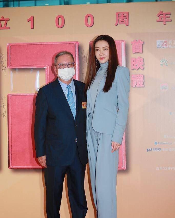 套装|熊黛林不愧是“天生尤物”，穿蓝色西装套装，178身高好抢镜