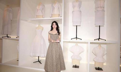 显得|赵丽颖真挺洋气的，露背花裙秀背肌，裙装紧绷却看不到赘肉