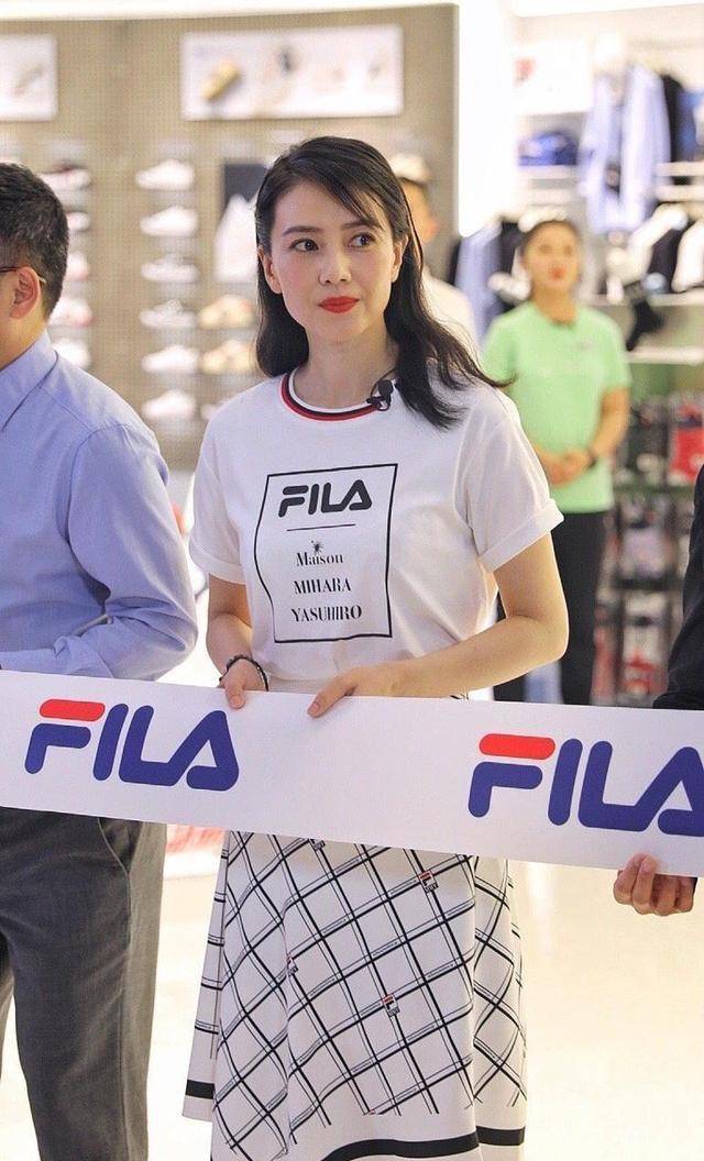 身材|高圆圆当妈后更自信，白色T恤配格子裙也能这么美，仿佛只有24岁