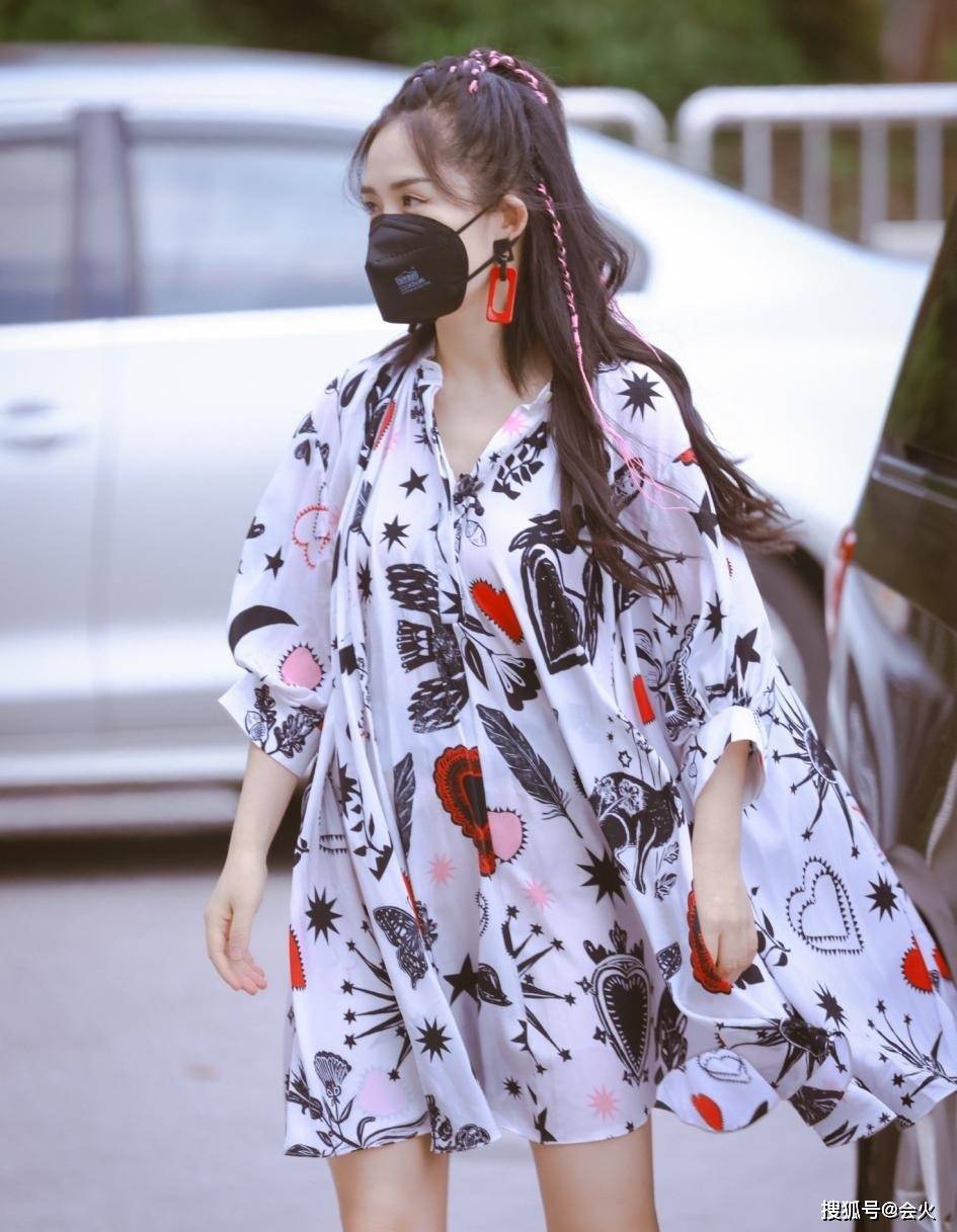 羊角辫|谢娜复工后现身机场，一身运动装搭配拖鞋，扎两个羊角辫活力满满