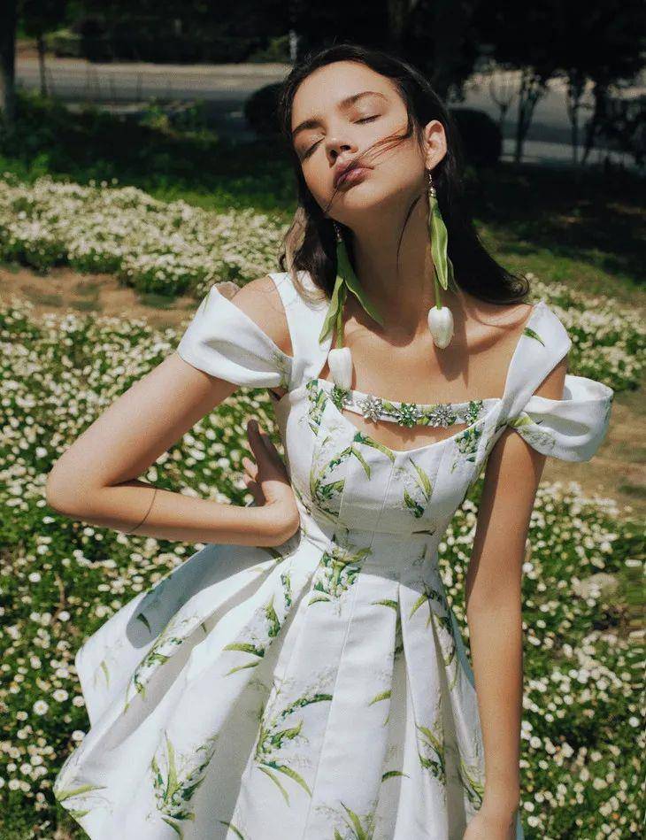 宫廷中|下周穿什么|一起穿X型裙才是好姐妹!