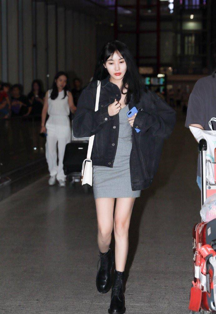 身材|32岁李菲儿终于穿吊带裙，配短靴好靓丽，这身材娱乐圈都罕见