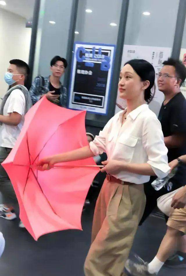 经典|为什么你的衬衫每年都想换新，而周迅穿30年前的款式仍经典好看？