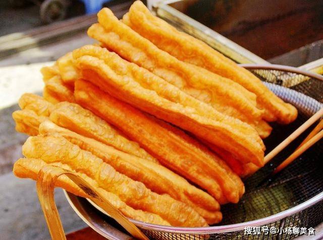 美食|我家炸油条都不用发面，焦香酥脆，放一天也不皮，比买来的好吃