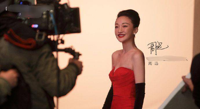 卫衣|周迅拍片的原图，穿紧身裙却驼着背，46岁脸部状态太真实了！