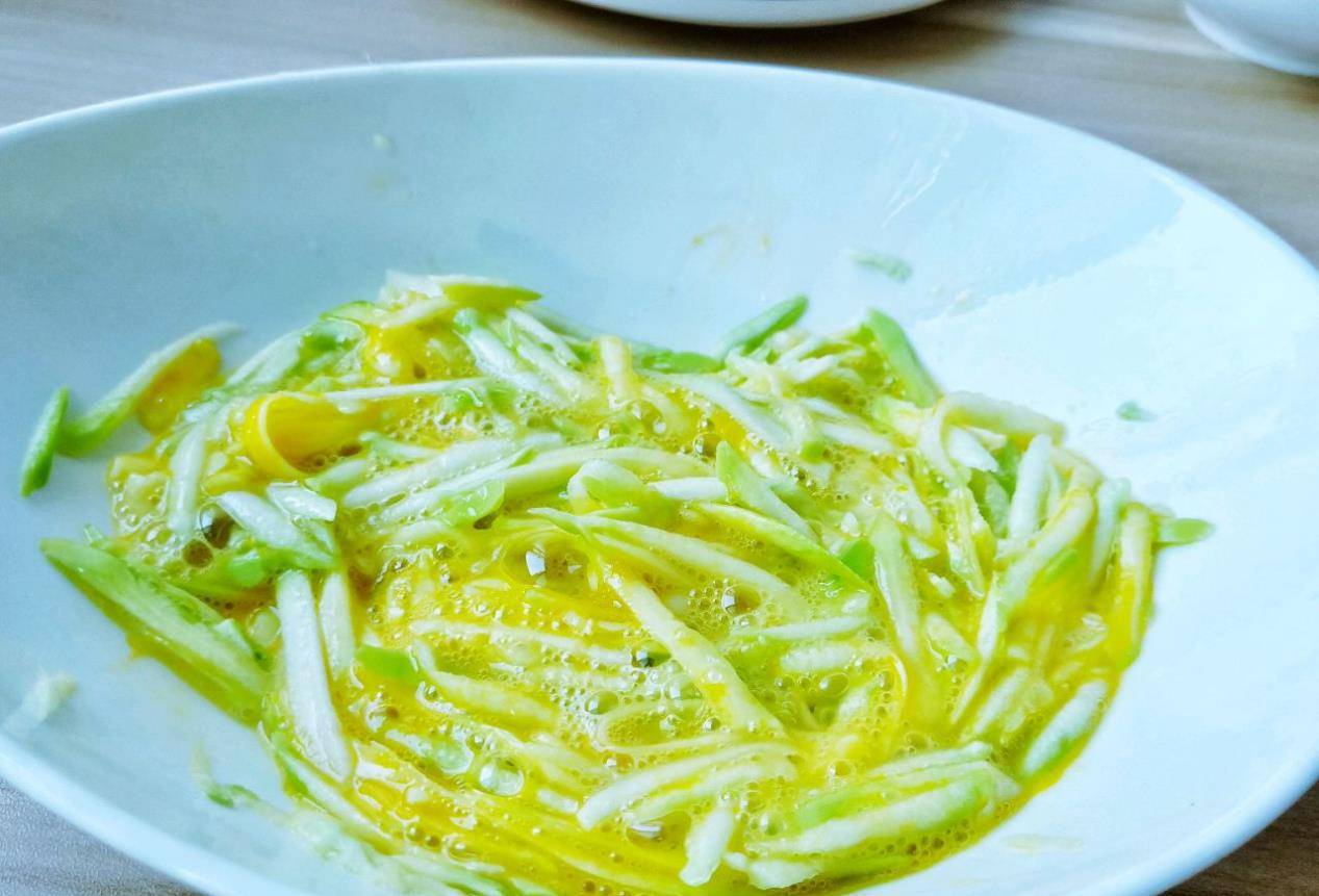 后用|早餐不知道吃什么，试一试西葫芦蛋饼，10分钟就能做好，简单好吃