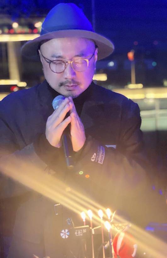 设计|徐峥办49岁生日宴，穿高领衫脖子消失太显胖，陶虹穿丝绒裙显优雅