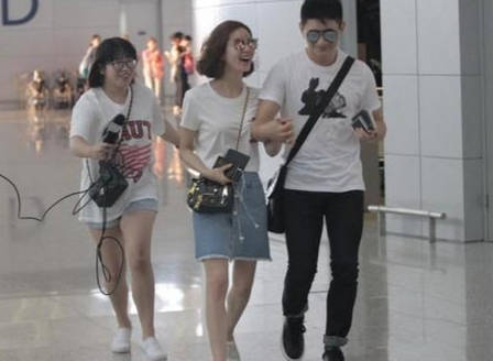 小姑娘|刘诗诗都当妈了还像小姑娘，穿牛仔裙清纯甜美，身旁吴奇隆变跟班？