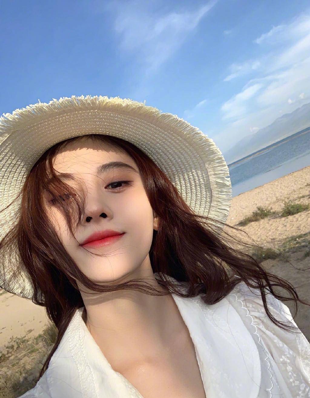 短裙|29岁鞠婧祎暑假旅行太节约，穿845短裙159cm穿成169cm，谁说她矮