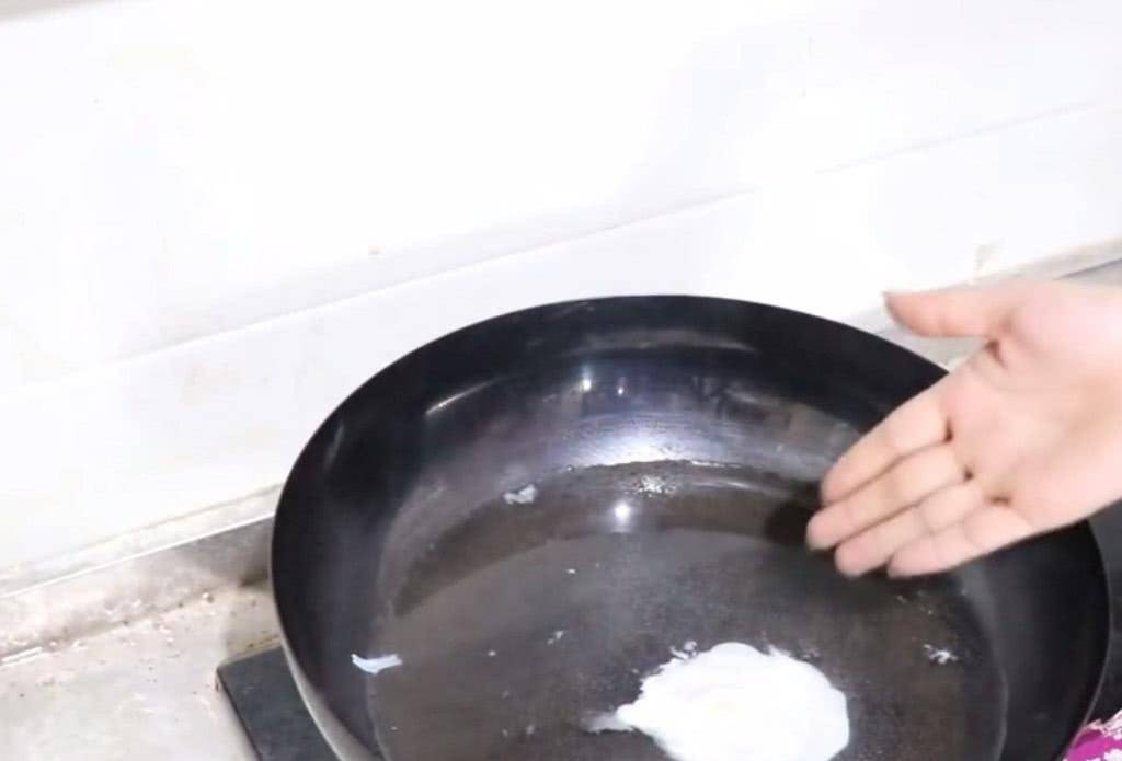 下锅|荷包蛋下锅用热水好还是温水好？大多数人都煮错，难怪会破损