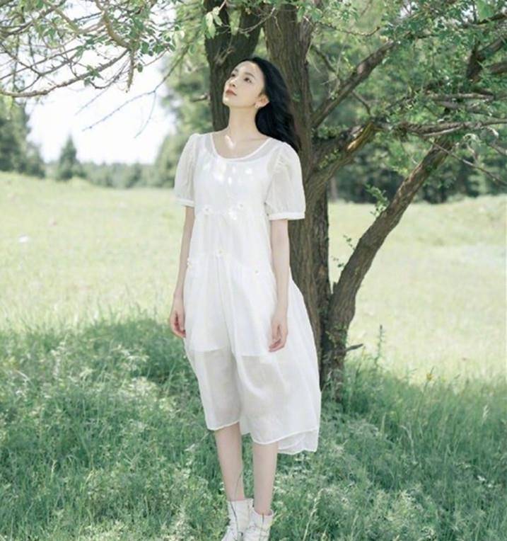 魅力|真替毛晓彤“捉急”，穿拖鞋就去赶飞机，好在穿泡泡裙仍美似仙女