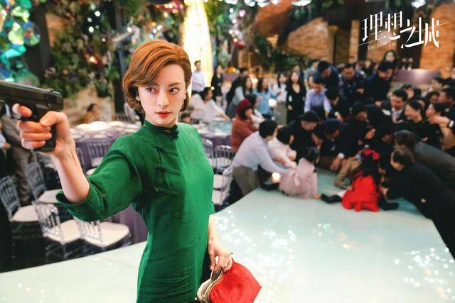 廓形|孙俪新剧放飞自我,穿旗袍烫波浪卷扮“邦女郎”,骨子里透着自信