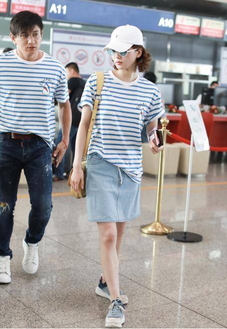 小姑娘|刘诗诗都当妈了还像小姑娘，穿牛仔裙清纯甜美，身旁吴奇隆变跟班？