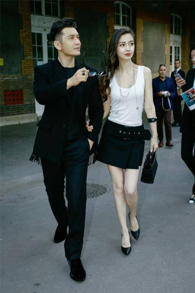一身|黄晓明夫妇牵手亮相，一身黑造型霸道总裁范，妻子长发显小鸟依人