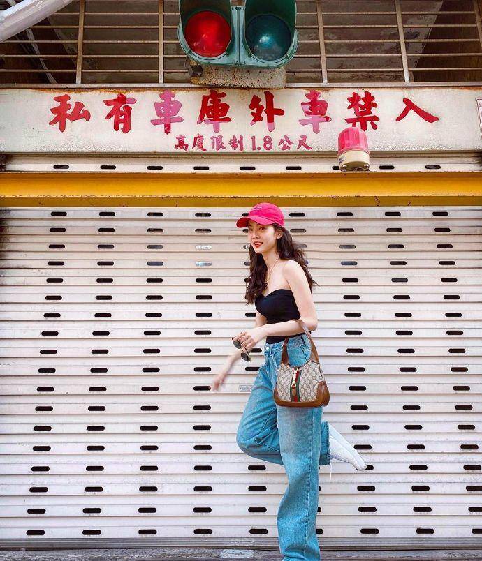 自拍|32岁曾之乔真胆大，罕见穿“尿不湿”秀肩装自拍，这打扮女星少见