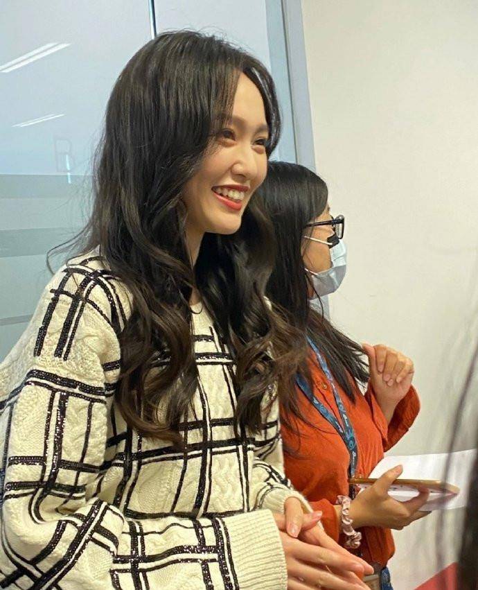 个性|唐嫣产后首次直播当“客服”，毛衣短裙秀电线腿，办公室女生看酸