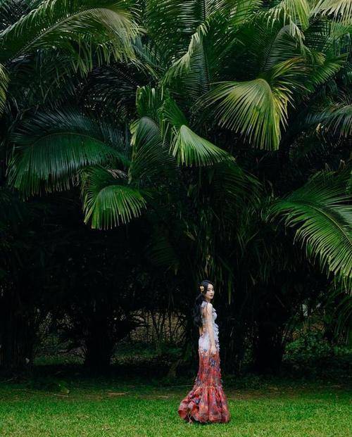 显得|赵丽颖真挺洋气的，露背花裙秀背肌，裙装紧绷却看不到赘肉