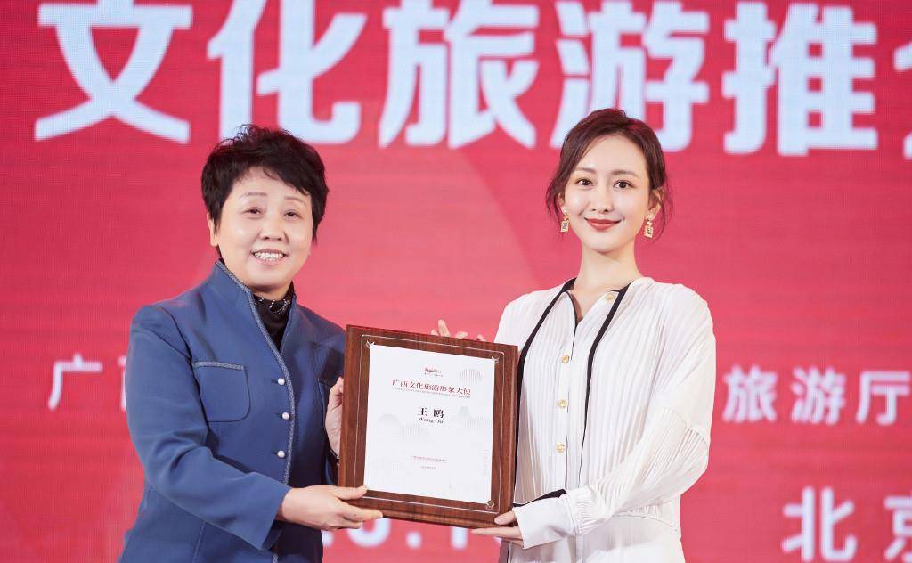 王鸥|王鸥上央视好惊艳,罕见垫肩开叉裙唱粤语歌,170苗条身段太出挑