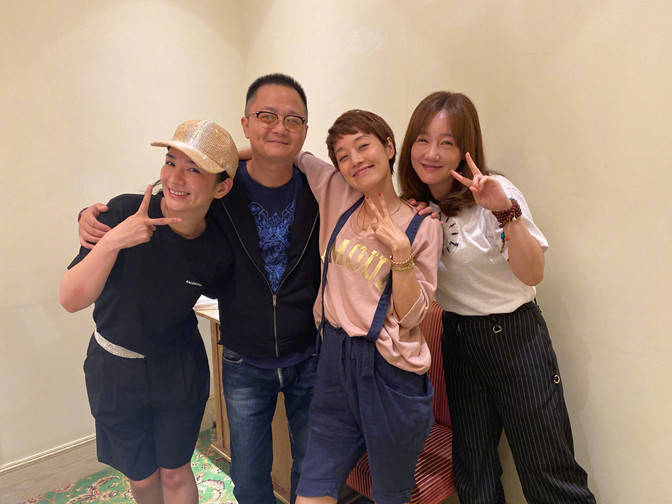 身材|马伊琍生活中变高调，穿背心配健美裤出街身材火辣，哪像45岁