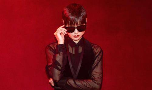 李宇春|李宇春也有性格的一面,抹胸配千鸟格套装,小蛮腰好细