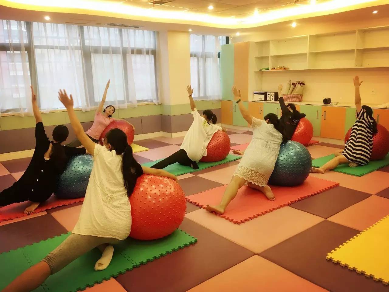 因为|谢娜生二胎后首次露面，产后身材还未恢复，网友：二胎身材太真实