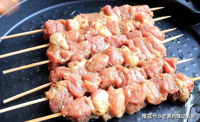 做法|羊肉串别出去买了，教你在家做，咬一口滋滋冒油，3斤羊肉不够吃