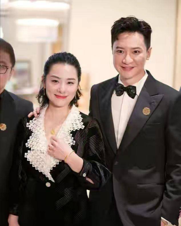 黑色|刘璇罕见出镜，黑眼圈皱纹都好明显，可气质比很多女星都高贵！