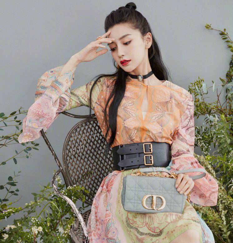 设计|杨颖绝美礼服造型，穿网纹镂空鱼尾裙高贵又妩媚，尽显女神高颜值