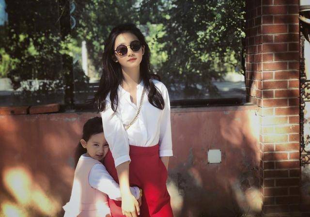 身材|黄磊女儿多多真会打扮，戴三枚戒指配珍珠耳钉，13岁比妈妈还洋气