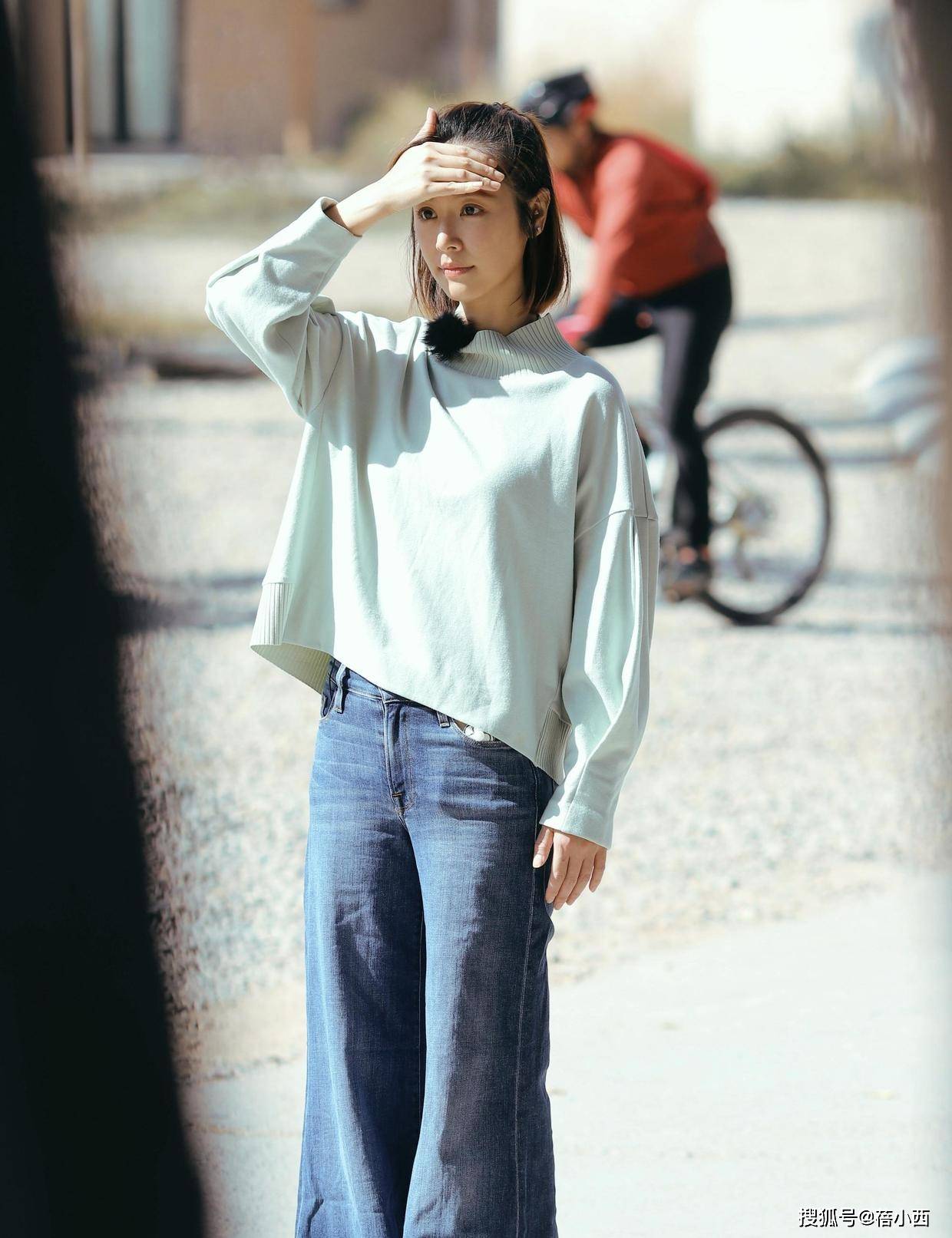 黑色|林心如越高调越像贵妇，穿露背打底衫配印花半身裙，又美出圈了