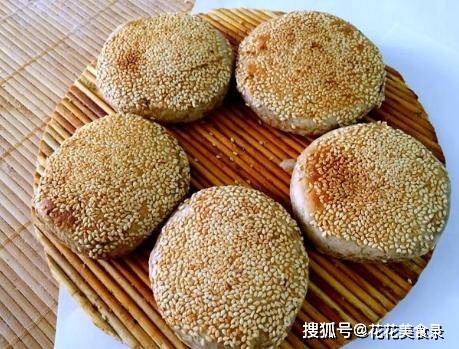 做法|芝麻烧饼新做法,不用烤箱也层次分明,咸香酥脆还掉渣,孩子喜欢