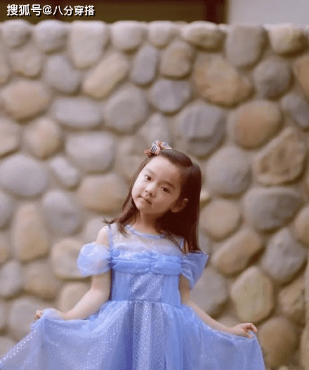 套装|小酒窝继承了董璇的高颜值，穿红色娃娃领套装俏皮可爱，甜美温柔