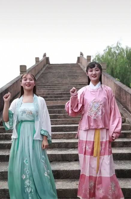 黑发|大衣哥儿媳景区跳舞！古风打扮身材显臃肿，被嘲像丫鬟评论被删除