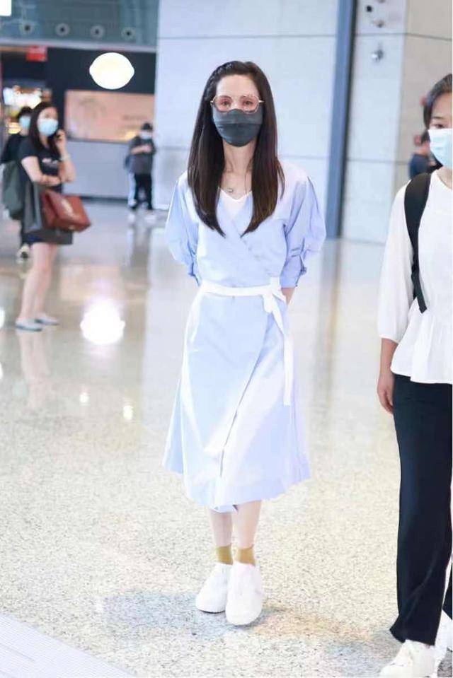 设计|李若彤“扮嫩”是一刻都不停，55岁依旧走小姑娘路线，敢穿就服她
