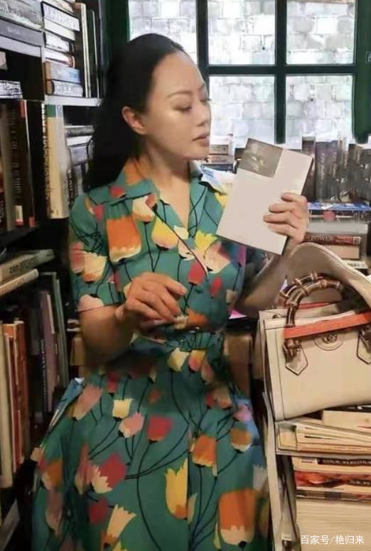 章小蕙骨子里带着贵气,土味印花裙穿出贵妇范,58岁风情不减当年