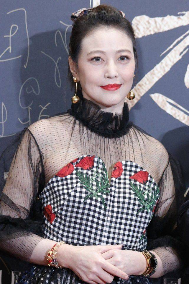 黑色|人到中年的周海媚爱“扮嫩”，穿淑女裙不违和，但眼角皱纹却明显